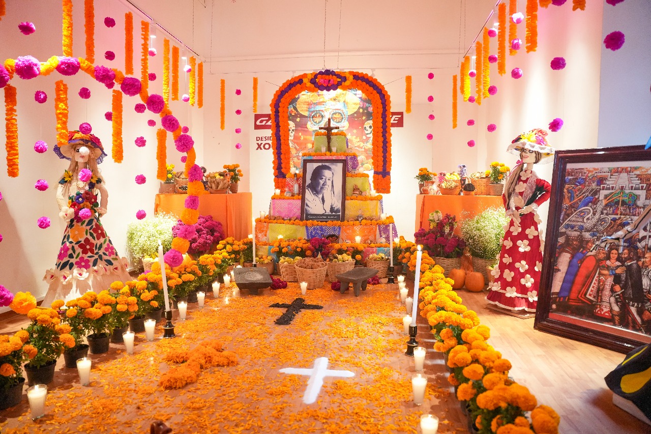 Ayuntamiento de Tlaxcala dedica su ofrenda monumental al maestro Desiderio Hernández Xochitiotzin